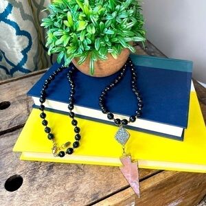 BETSY Pittard Designs Stone Arrowhead Necklace